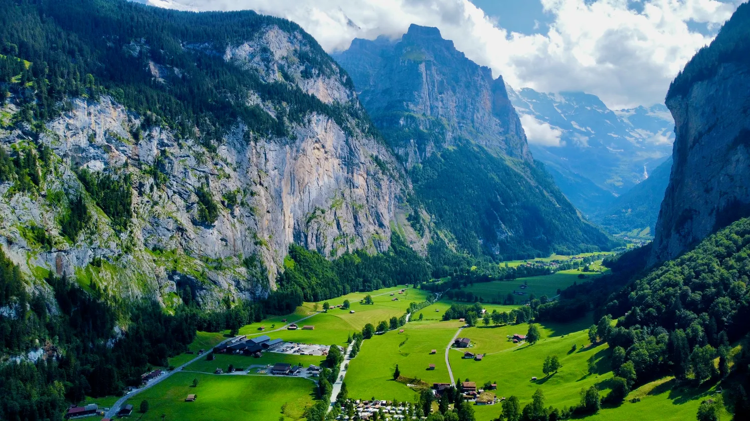 Tło dla przepiękne Lauterbrunnen z najwyższym wodospadem w dolinie