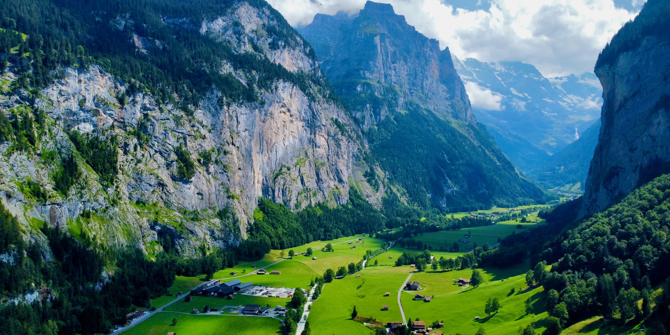 Tło dla przepiękne Lauterbrunnen z najwyższym wodospadem w dolinie