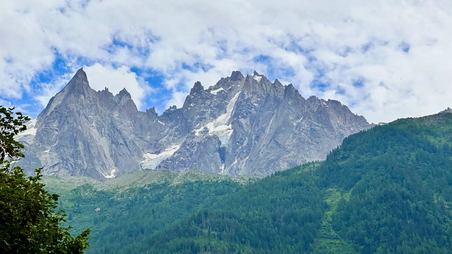 Tło dla chamonix-Mont-Blanc – miasto u podnóża gór