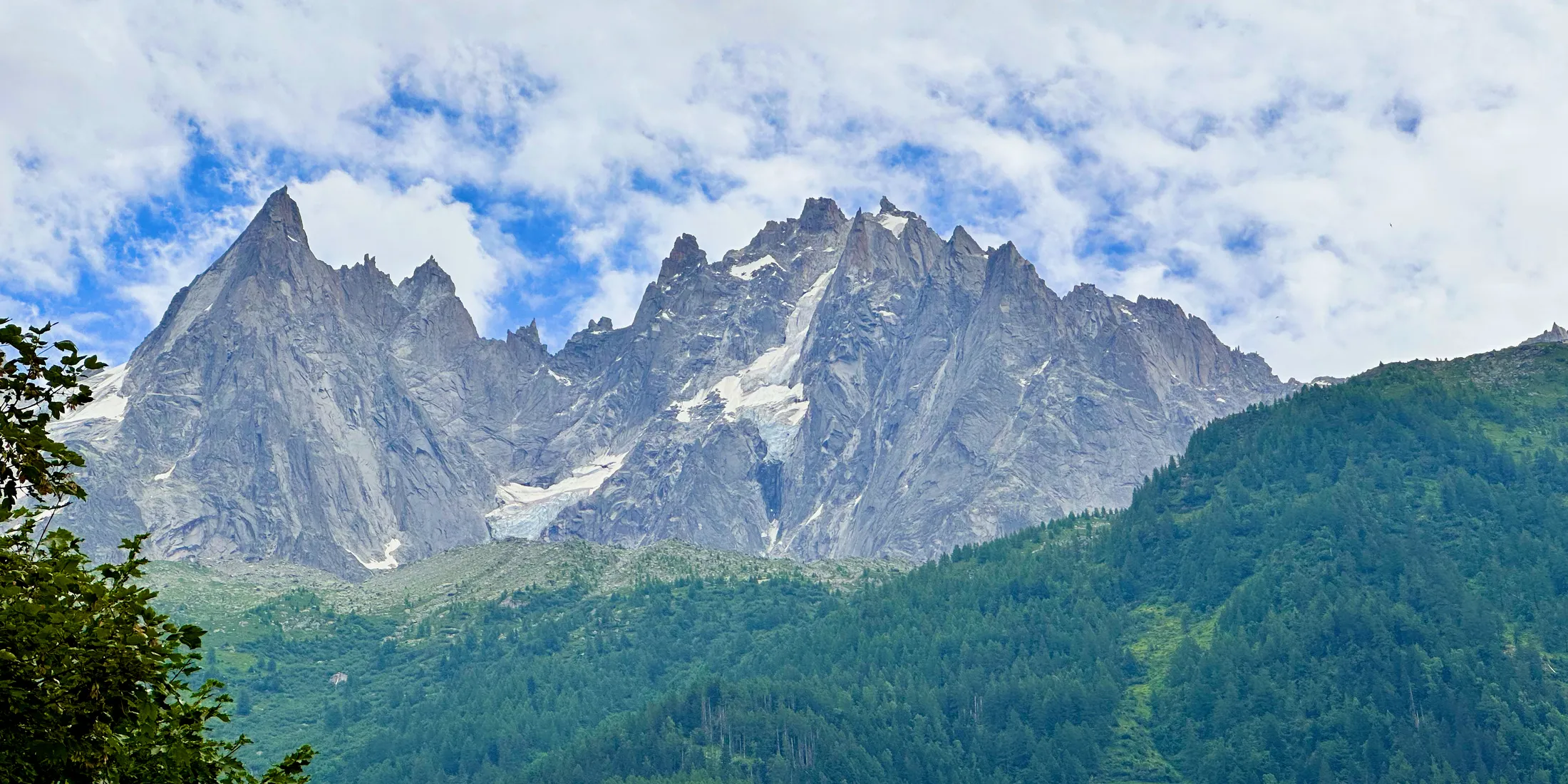 Tło dla chamonix-Mont-Blanc – miasto u podnóża gór