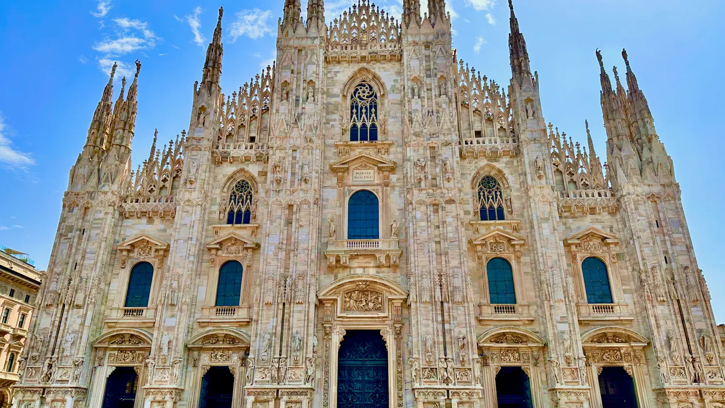 Tło dla duomo Di Milano – najpopularniejsza katedra w Mediolanie