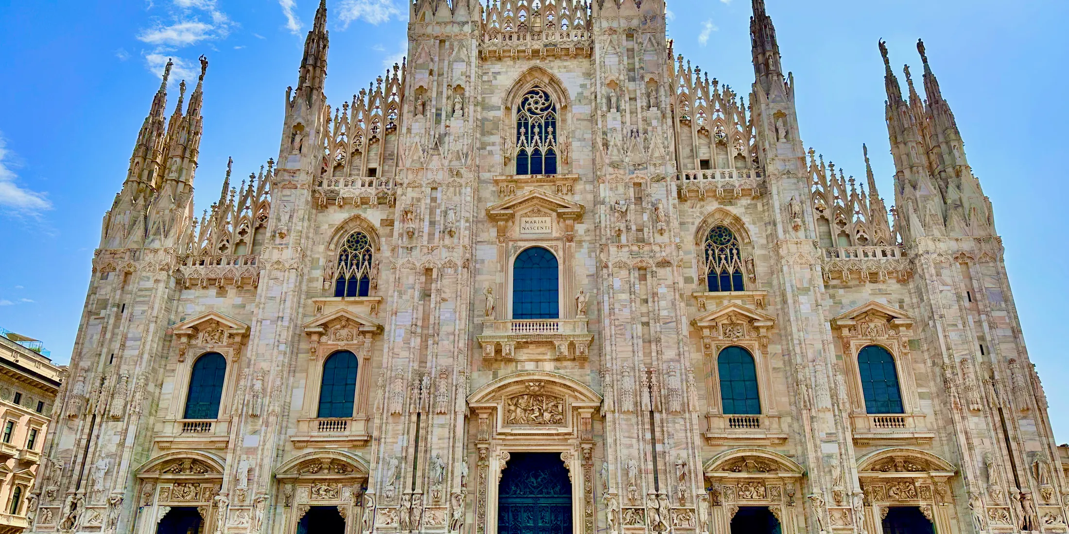 Tło dla duomo Di Milano – najpopularniejsza katedra w Mediolanie