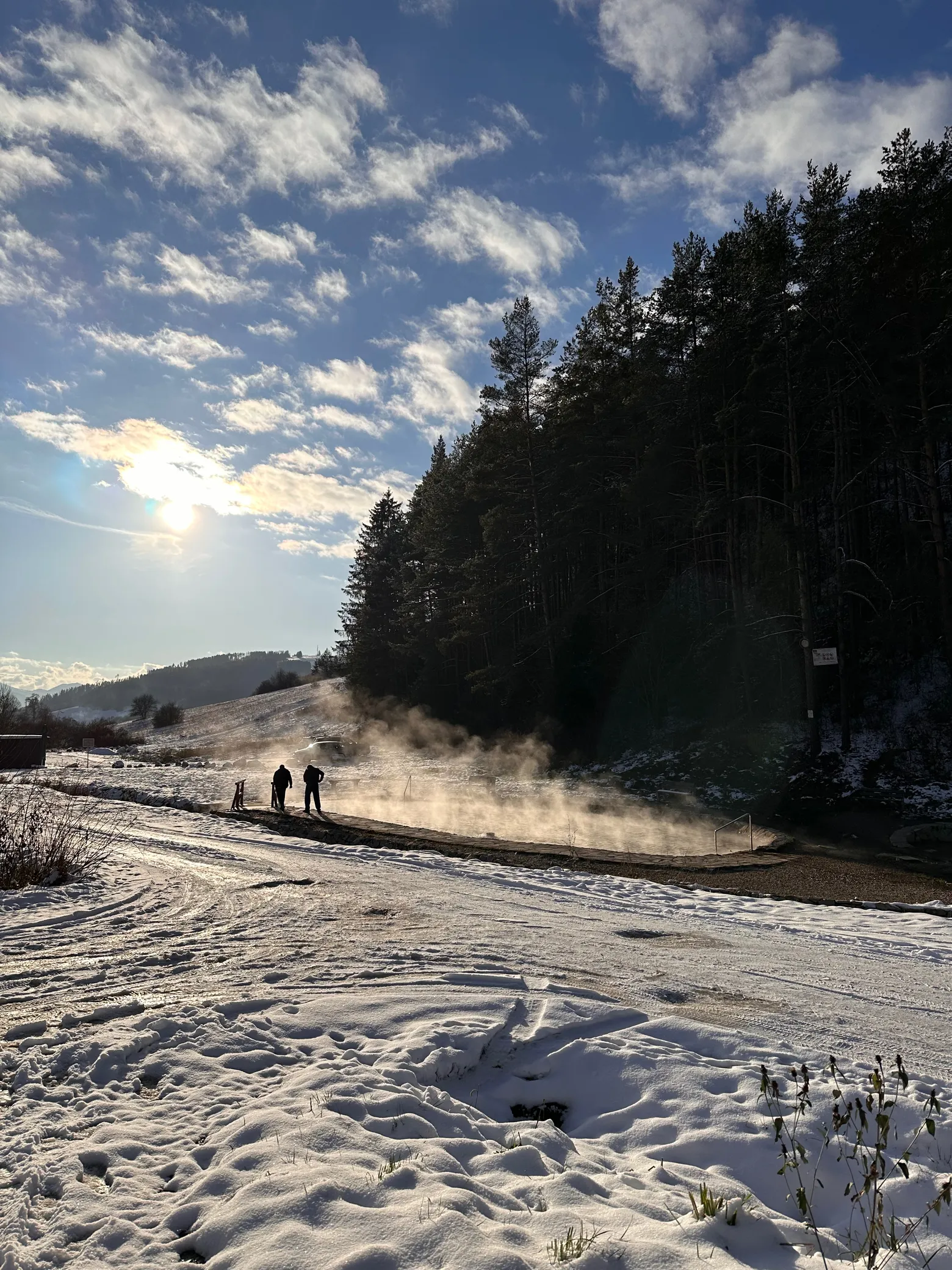 Widok z oddali na naturalne wody termalne na Słowacji